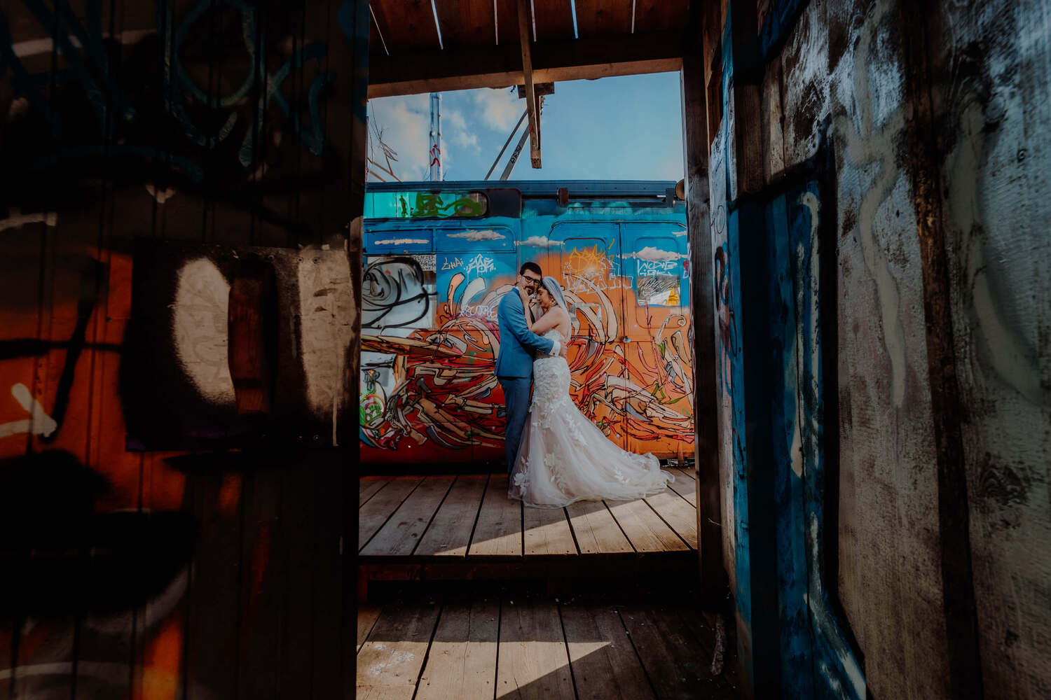 Hochzeitspaar vor Graffiti in München.