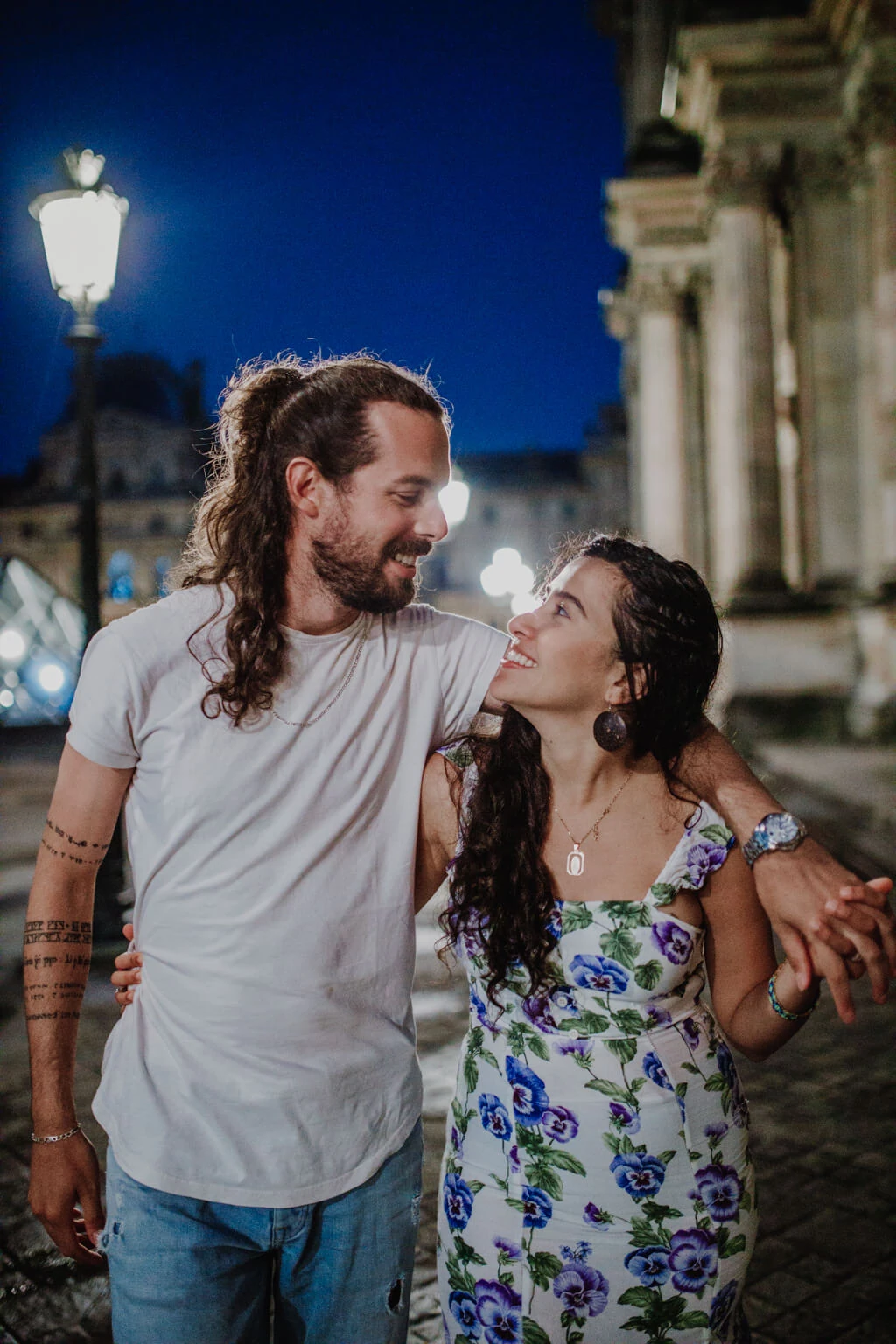 Ein Paar an einem wunderschönen Ort.