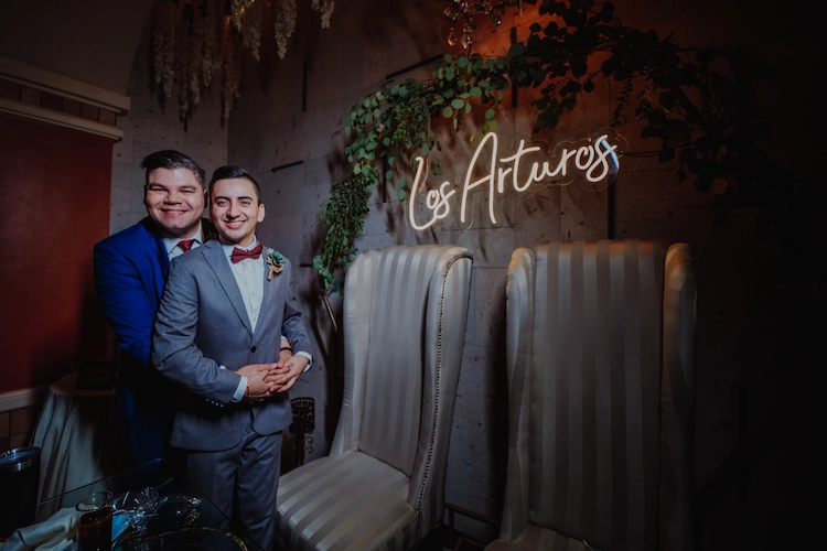 Verheiratetes Paar bei der Hochzeit.